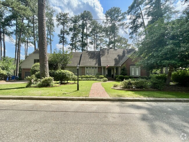 Building Photo - 4 Bed, 4 And A Half Bath Nest In Haymount Rental