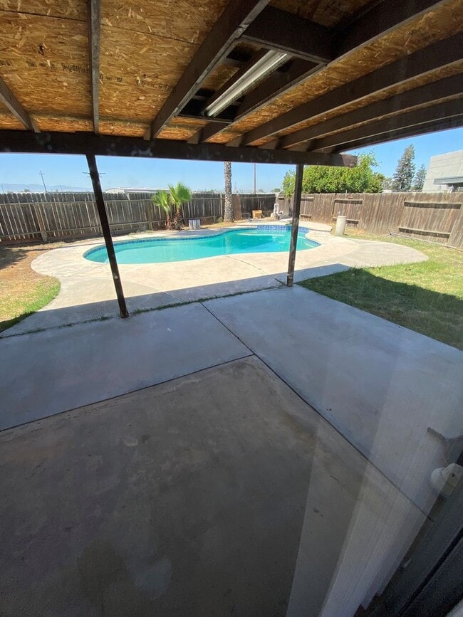 Photo - **Back to School Move In Special** 3rd mon...