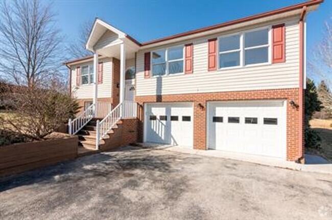 Building Photo - Spacious House In Christiansburg