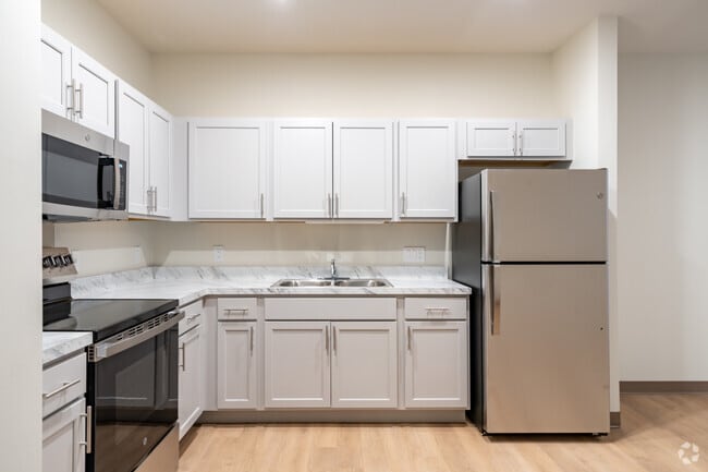 2BR, 1BA - 817SF - Kitchen
