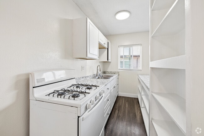 1BR, 1BA - 548SF - Kitchen