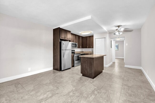 Photo - 559 NE 44th St