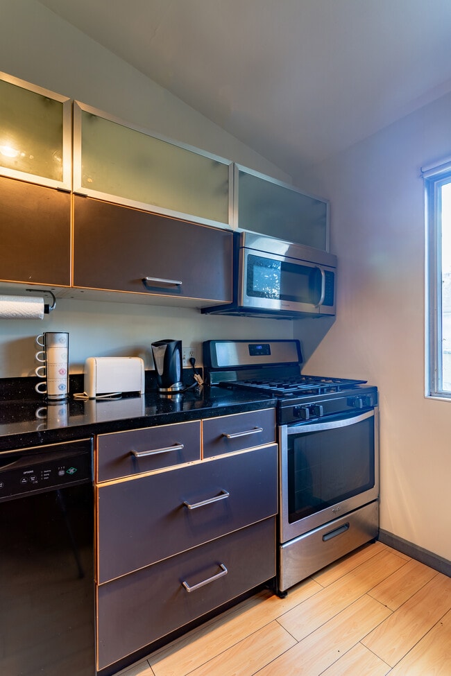 Cocina bien equipada - 1466 S Canfield Ave Unidad 4