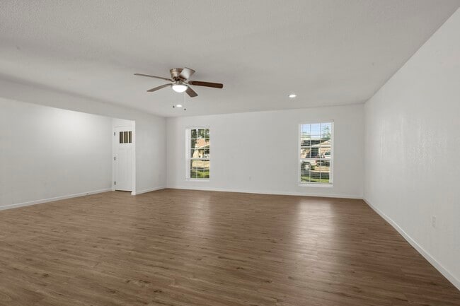 Photo - 914 Grand Oaks Dr