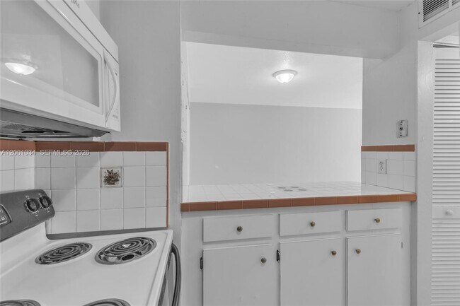 Photo - 210 Fontainebleau Blvd Unidad 210