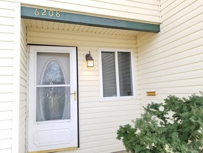 Building Photo - Grandview, Missouri 3 bedroom 2.5 bathroom...