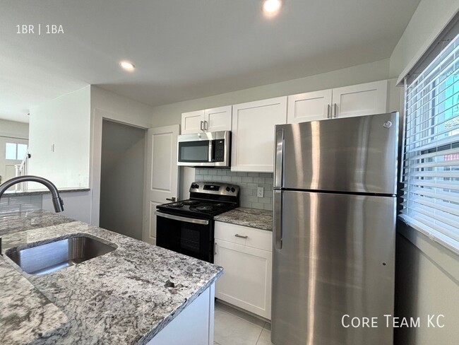 Renovated 1 Bed + Den Townhome in South Plaza - Renovated 1 Bed + Den Townhome in South Plaza Unit 5028