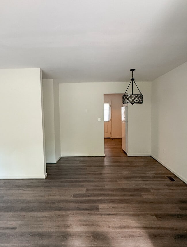 Lots of natural light throughout! - 2104 Francis St Unidad B