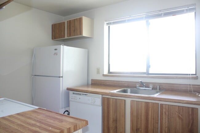 Photo - Top floor, 2drm, 2 full bath, open floor plan, pool, water, sewer, garbage included in rent