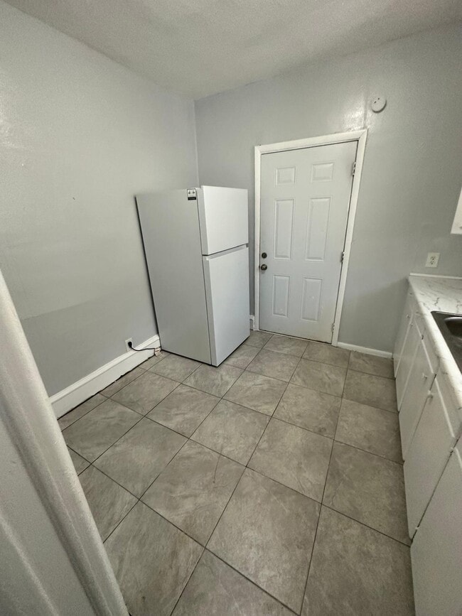 Photo - 1555 W 7th St