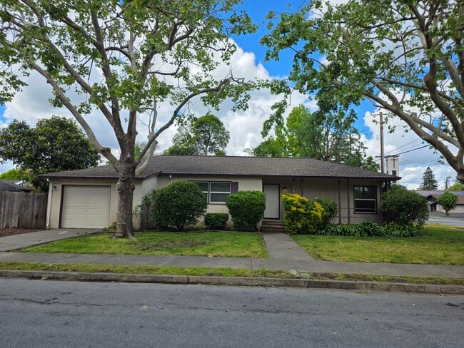 Building Photo - 1545 Brookside Dr