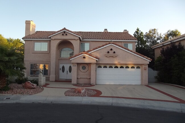 Building Photo - Swimming pool and spa