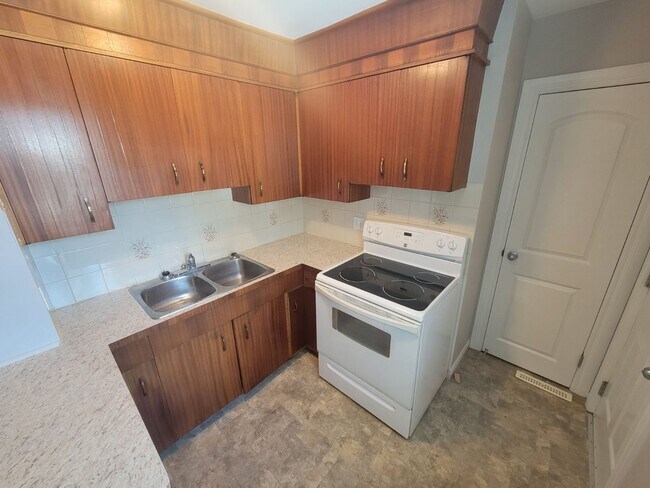 Photo - 9648-9153 153 St NW