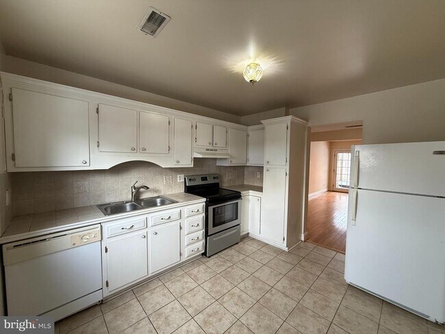 Photo - 405 Olde Greenwich Cir