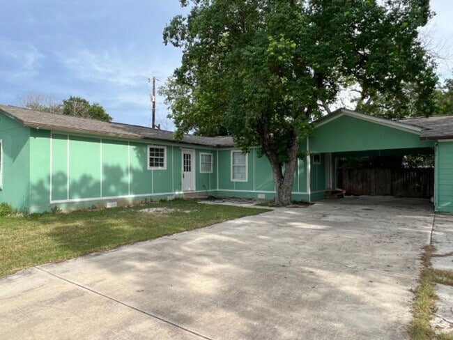 Building Photo - Wheatley Heights Gem Rental