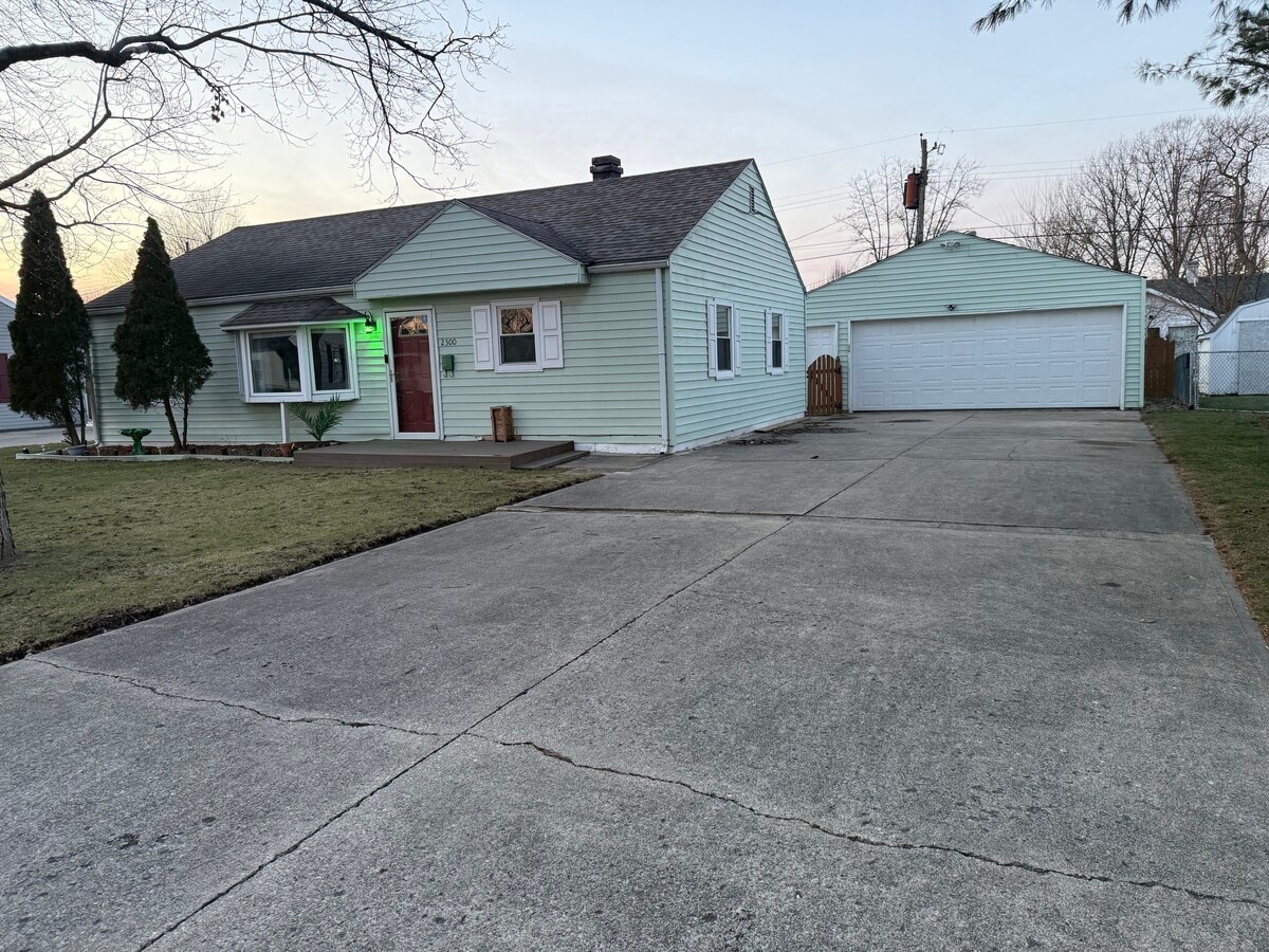 Photo - 2300 E Sharon Dr