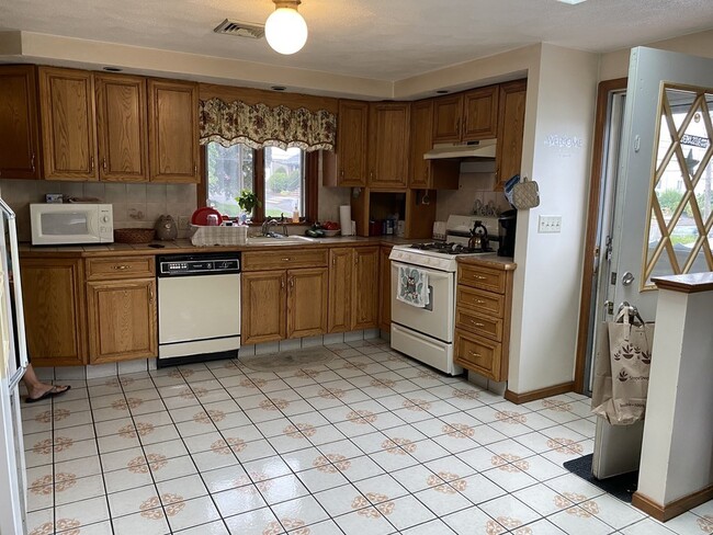 Building Photo - 103 Malden St Unit 2