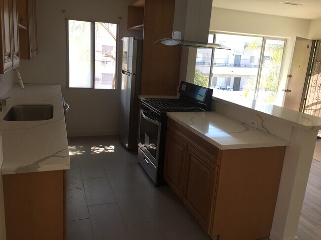954 S Barrington Ave Unit C