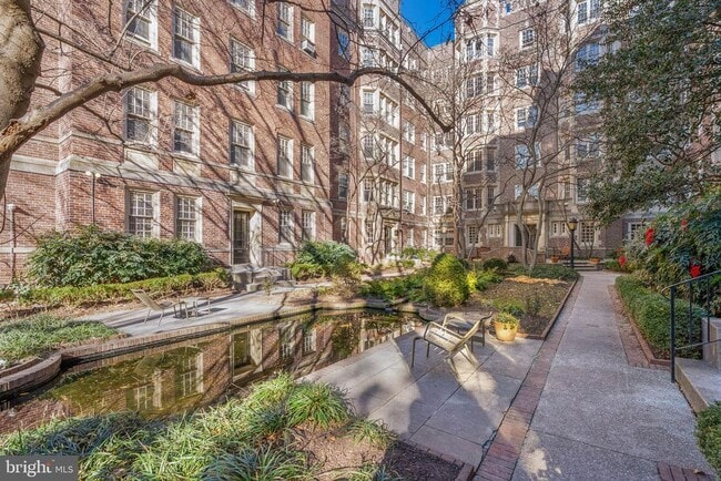 Building Photo - 4625 Pine St Unit F103