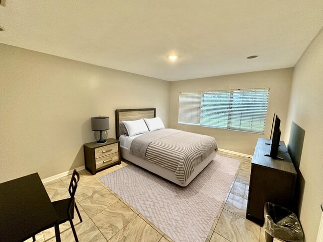 Building Photo - 4406 Tarpon Dr Rental