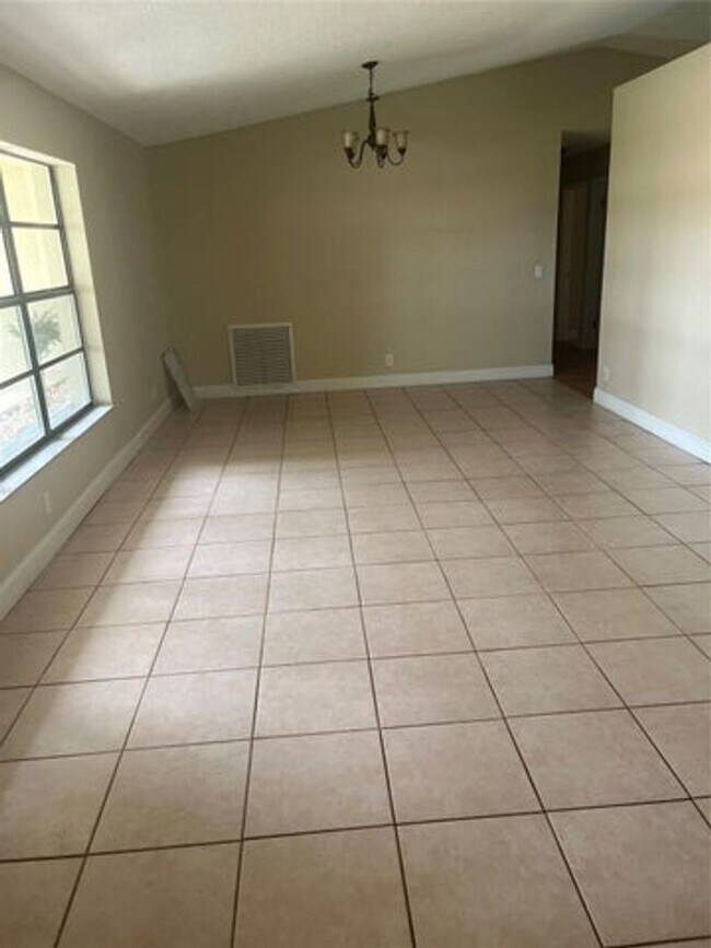 10734 NW 17th Manor