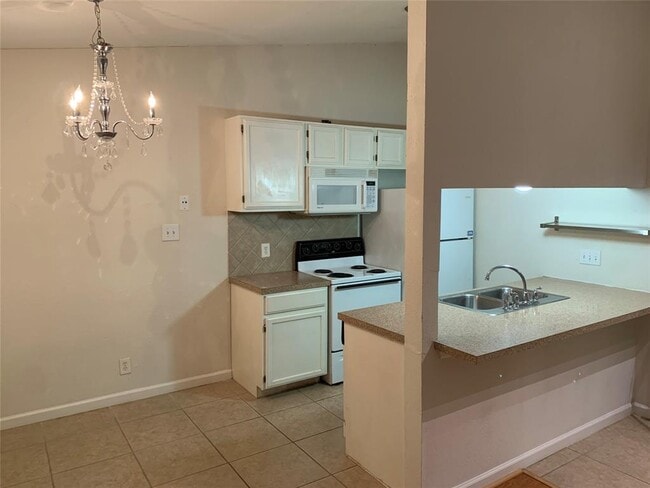 Building Photo - 2710 S 1st St Unit 206