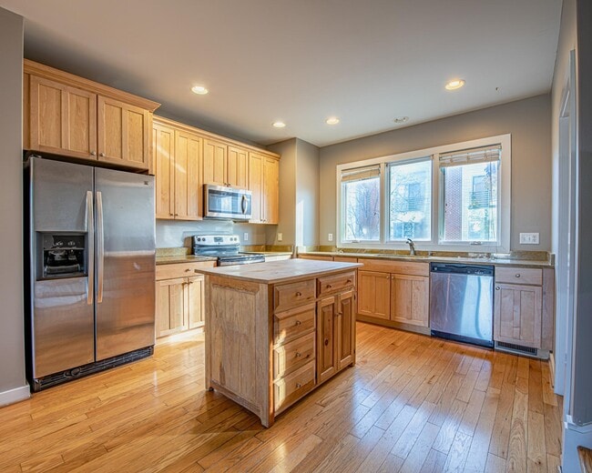 Building Photo - 1013 Linden Ave Unit R