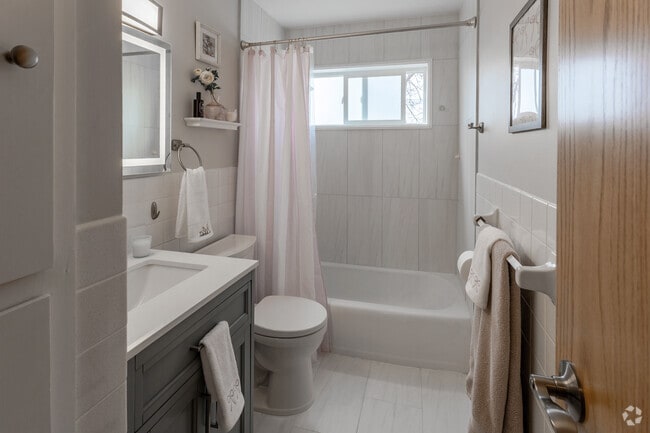 2BR, 1BA - 900SF - Bathroom - 409 University Ave SE