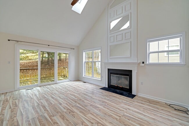 212 Hawthorne Village Ct