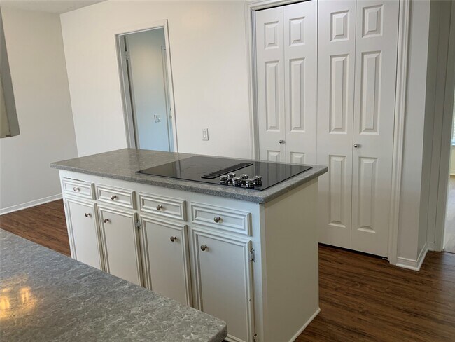 Photo - 6218 Crakston St