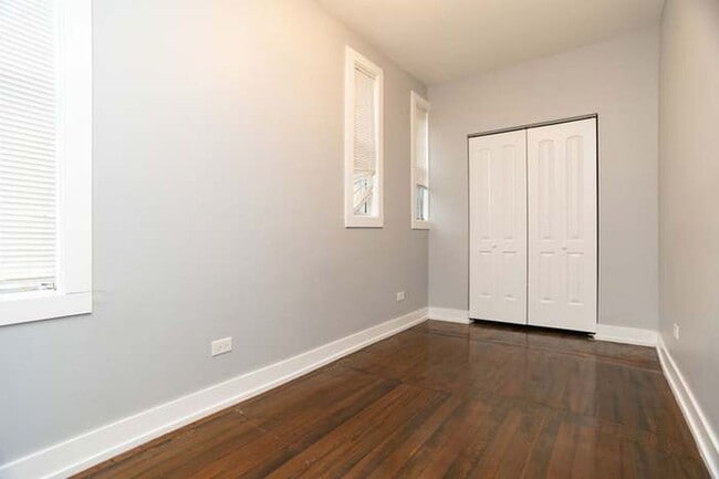 Building Photo - 2657 N Ridgeway Ave Unit 1