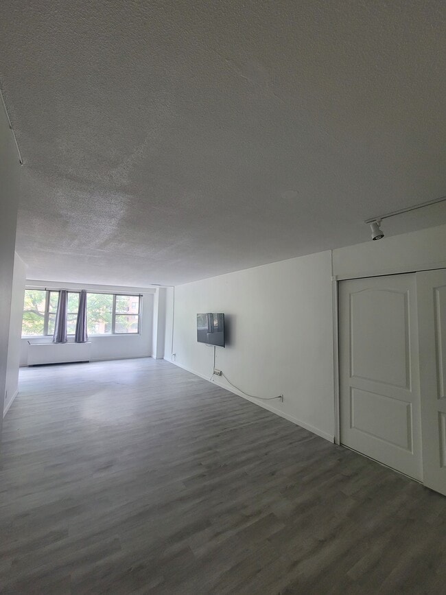 Building Photo - 201 Saint Pauls Ave Unit 407