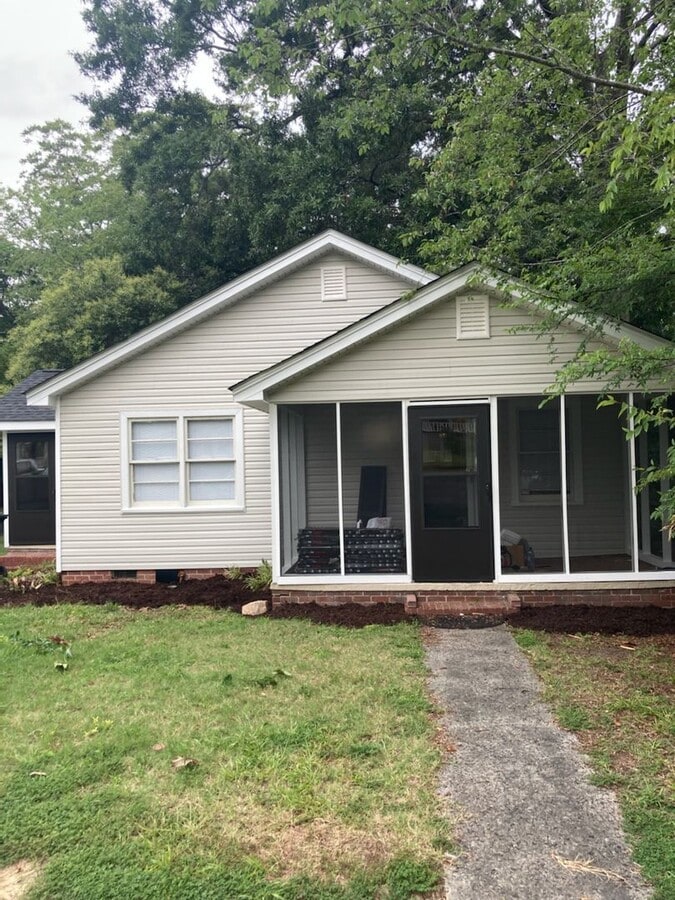 2 Bedroom, 1 Bath House - Located within Walking Distance of Winthrop University and Shopping - 2 Bedroom, 1 Bath House - Located within Walking Distance of Winthrop University and Shopping