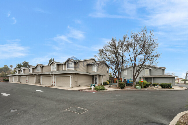 Photo - 110 Harris Cir Townhome