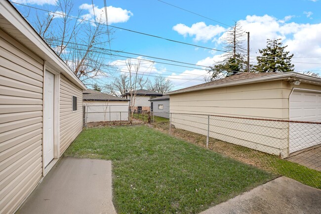 Photo - 14500 Van Buren St