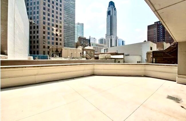 Building Photo - 129 E Bellevue Pl Unit 301