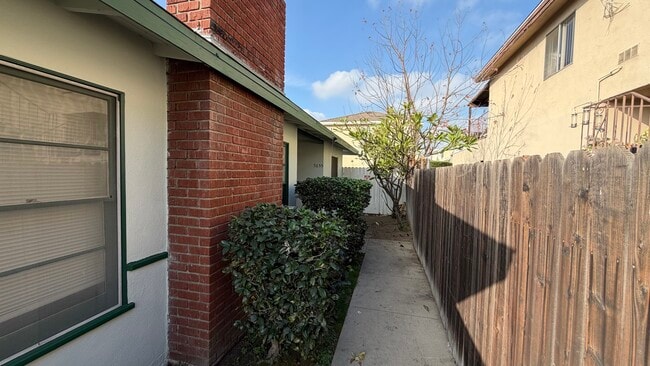 Side View - 5655 Noel Dr Unidad 2x1