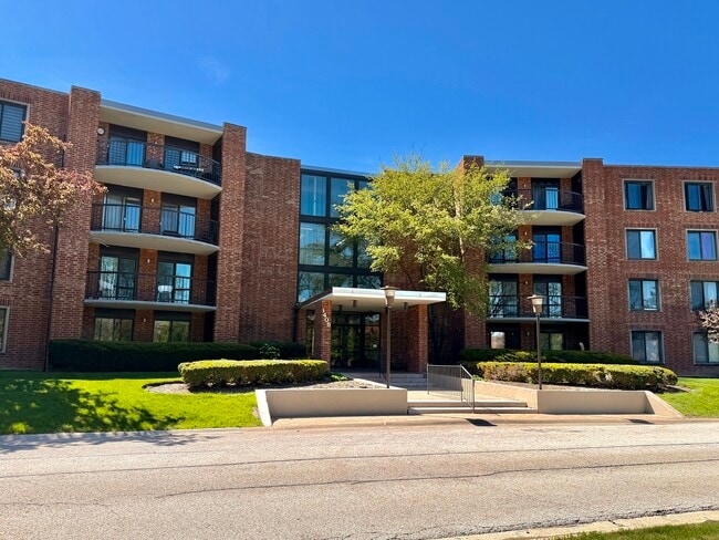 Building Photo - 1405 E Central Rd