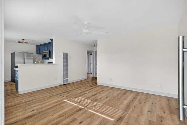 Building Photo - 921 Alamitos Ave