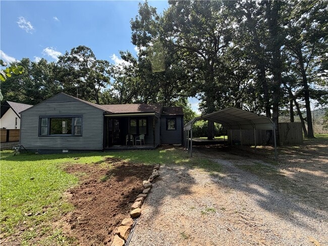 Building Photo - 1095 S Ray Ave