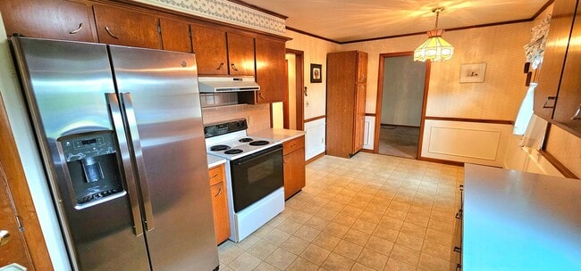 Building Photo - Welcome to this charming 2 bedroom, 1 bath... Rental