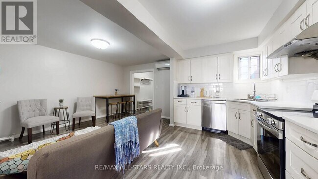 Photo - 1074 Bloor St W