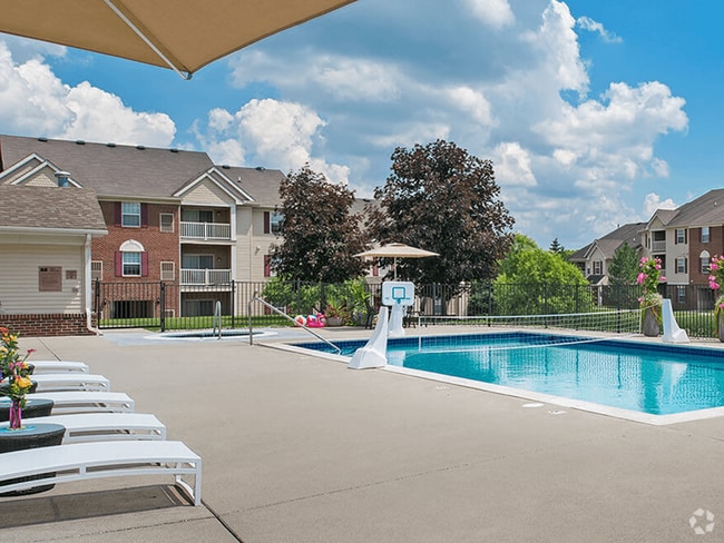 Or The Swimming Pool & Sundeck - Gateway of Grand Blanc Rental
