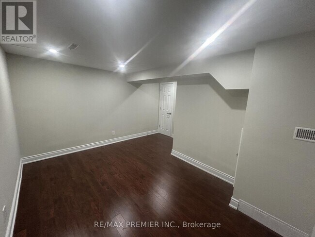 Photo - 4057 Taffey Crescent