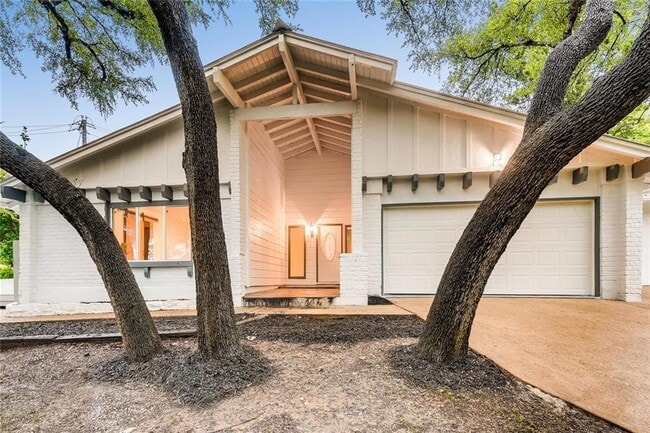 Building Photo - 11639 River Oaks Trail