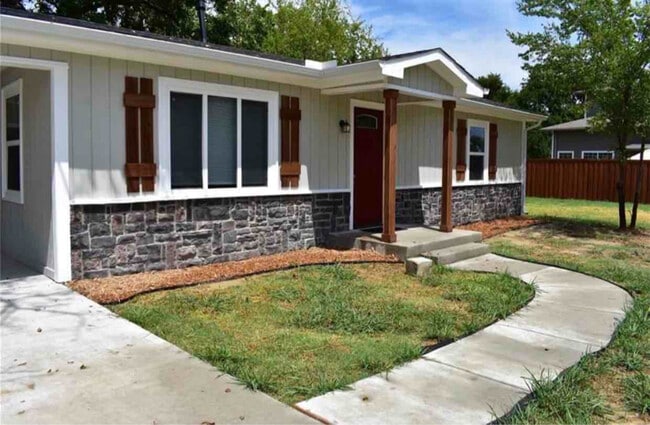 Photo - 110 N Bell St