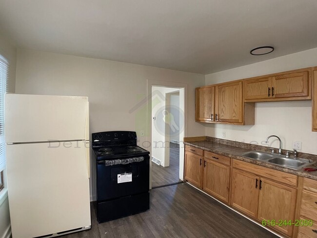 Photo - Spacious 4 Bedroom- Whole Home! Available ...