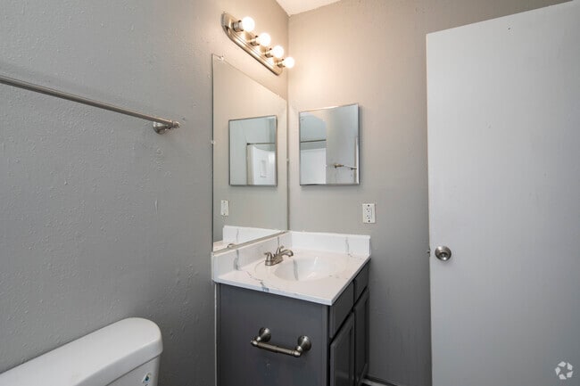 2BR, 2BA - 905SF - Classic - Second Bathroom
