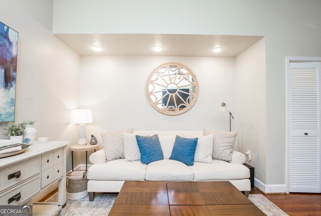 Photo - 952 Myrtle St NE