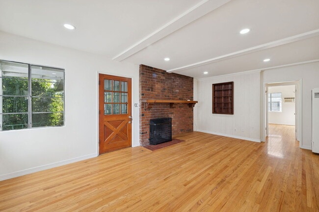 Building Photo - 11613 Moorpark St Unit 5